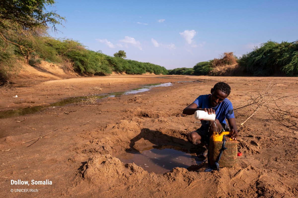 UNOCHA_ROSEA's tweet photo. The acute #drouhgtinSomalia is pushing the country to the edge of famine:

▪️ 4.5 million people are affected
▪️ 3.5 million are strugling to access clean water
▪️ 420,000 children could be forced to abandon school

Humanitarians are responding:
https://t.co/qtvwwg6zsA https://t.co/vVPZJQ711k