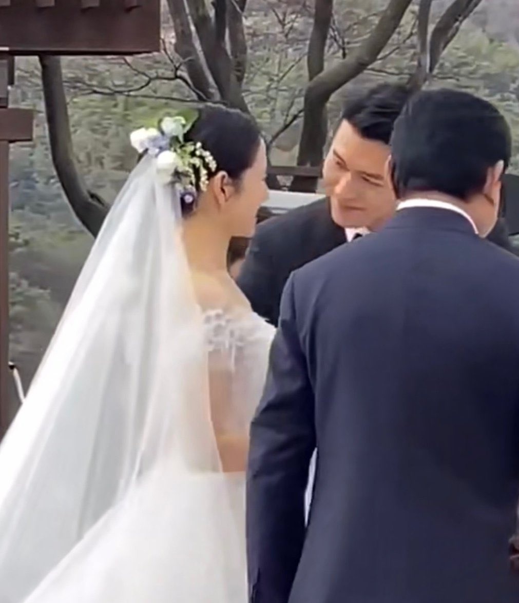 kdramadaisy's tweet photo. CRYINGGGGGGG 😭😭😭😭🤚
#TheBinJinWedding https://t.co/HGeo9kcQVl