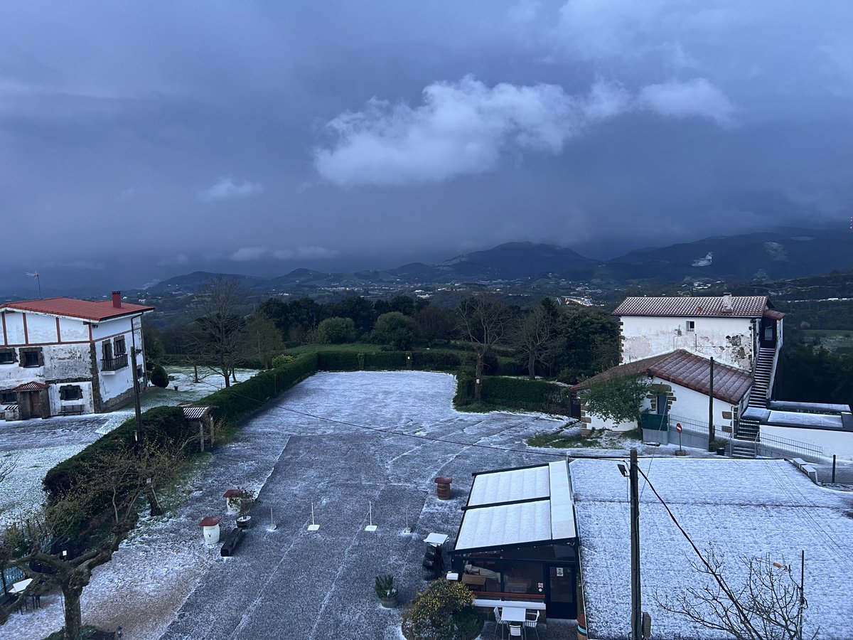 pdmplv's tweet photo. Aspecto de los alrededores del observatorio de #Igeldo después de la #tormenta y #chubasco de #granizo de esta mañana #Observatorio_Igeldo #Donostia #PaísVasco https://t.co/7bkllHgDsZ