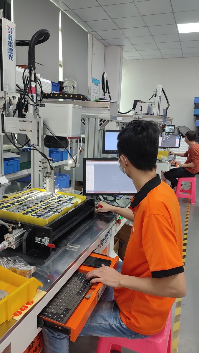 VivienSONG2022's tweet photo. It is a pretty and busy day again, see our laser weld machine worker's work. Our workshop production task is full since after spring festival. If you need a real manufacturer for Lithium battery pack, please contact with me! #chinesefactory #solarenergybattery #LifePo4batterypack https://t.co/tS5xz7r5OM
