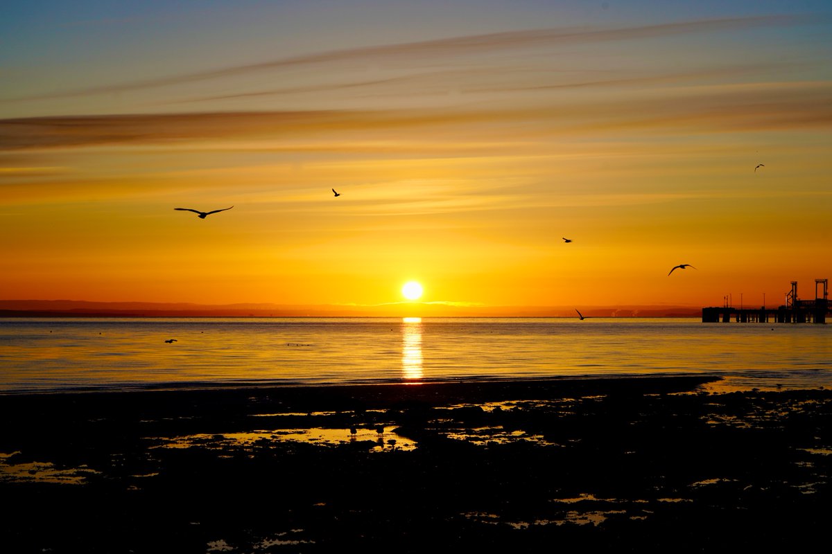 LesleyAM13's tweet photo. Good morning from Brodick Bay on the beautiful Isle of Arran. Have a fabulous Friday, whatever you are up to. ☀️😎📸
@VisitArran @VisitScotland @bbcweather @stvweatherwatch @carolkirkwood @StormHour @ThePhotoHour #isleofarran #sunrise #FridayFeeling https://t.co/o3uso7XWUc