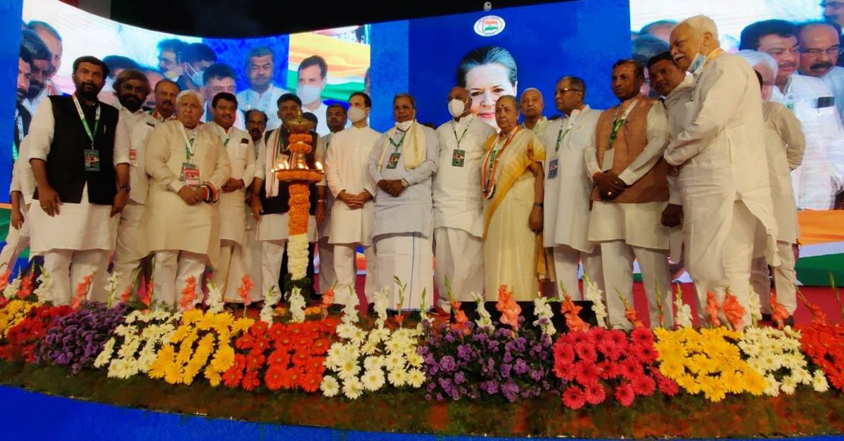 INCKarnataka's tweet photo. ಎಐಸಿಸಿಯ ನಿಕಟಪೂರ್ವ ಅಧ್ಯಕ್ಷರು, ರಾಷ್ಟ್ರೀಯ ನಾಯಕರೂ ಆದ ಶ್ರೀ @RahulGandhi ಅವರು ರಾಜೀವ್ ಭವನದಲ್ಲಿ ನಡೆಯುತ್ತಿರುವ 

ಕಾಂಗ್ರೆಸ್ ಪಕ್ಷದ ಹಿರಿಯ ನಾಯಕರು, ಶಾಸಕರು ಹಾಗೂ ಸಂಸದರ ಸಭೆ ಹಾಗೂ ಡಿಜಿಟಲ್ ಸದಸ್ಯತ್ವ ಅಭಿಯಾನದ ಅಭಿನಂದನಾ ಸಭೆಯನ್ನು ಉದ್ಘಾಟಿಸಿದರು.

#RGThanksCongressWorkers https://t.co/0lpVhS09ut