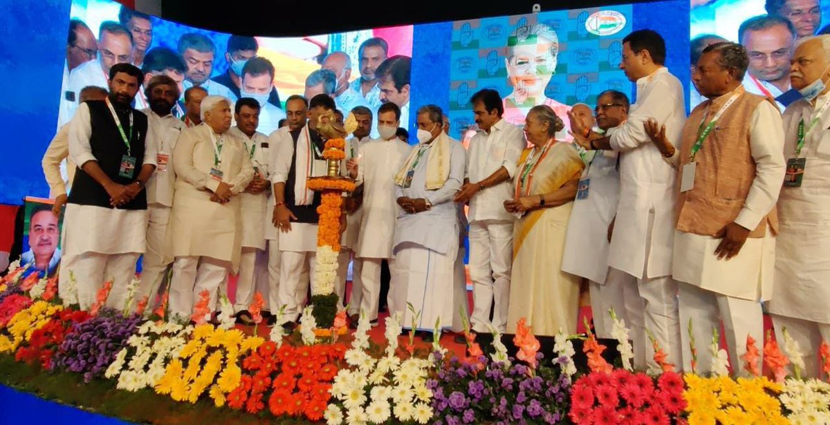 INCKarnataka's tweet photo. ಎಐಸಿಸಿಯ ನಿಕಟಪೂರ್ವ ಅಧ್ಯಕ್ಷರು, ರಾಷ್ಟ್ರೀಯ ನಾಯಕರೂ ಆದ ಶ್ರೀ @RahulGandhi ಅವರು ರಾಜೀವ್ ಭವನದಲ್ಲಿ ನಡೆಯುತ್ತಿರುವ 

ಕಾಂಗ್ರೆಸ್ ಪಕ್ಷದ ಹಿರಿಯ ನಾಯಕರು, ಶಾಸಕರು ಹಾಗೂ ಸಂಸದರ ಸಭೆ ಹಾಗೂ ಡಿಜಿಟಲ್ ಸದಸ್ಯತ್ವ ಅಭಿಯಾನದ ಅಭಿನಂದನಾ ಸಭೆಯನ್ನು ಉದ್ಘಾಟಿಸಿದರು.

#RGThanksCongressWorkers https://t.co/0lpVhS09ut
