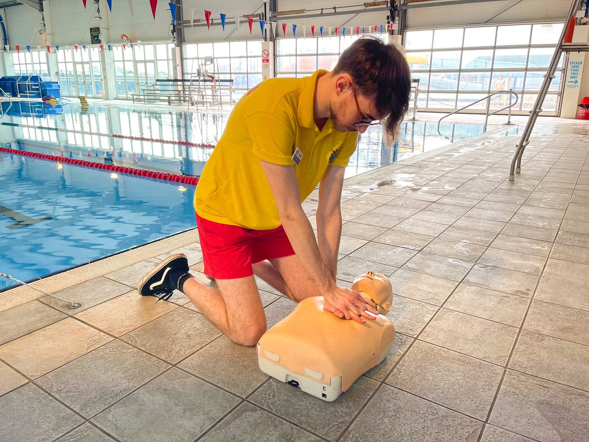 BreanSplash's tweet photo. Lifeguard skills. All part of training #bealifeguard Course starting end of April. Free if you to join to work at #teambrean email jobs@brean.com https://t.co/T7103p4ivu