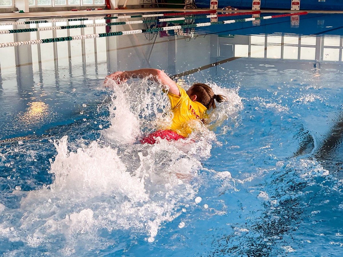 BreanSplash's tweet photo. Lifeguard skills. All part of training #bealifeguard Course starting end of April. Free if you to join to work at #teambrean email jobs@brean.com https://t.co/T7103p4ivu