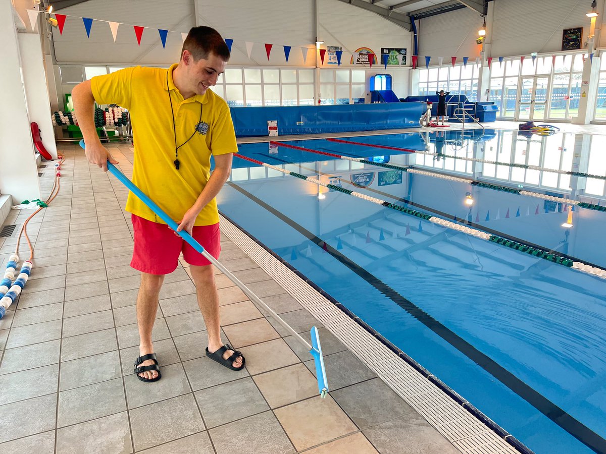 BreanSplash's tweet photo. Lifeguard skills. All part of training #bealifeguard Course starting end of April. Free if you to join to work at #teambrean email jobs@brean.com https://t.co/T7103p4ivu