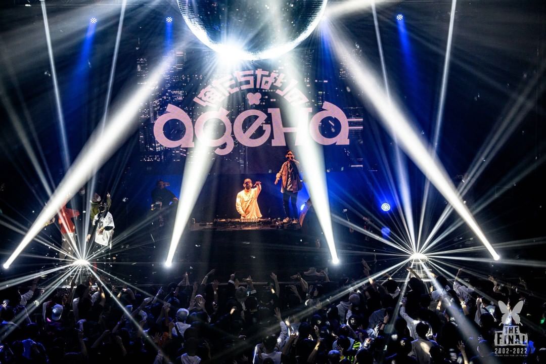 DJWILDPARTY's tweet photo. agehaのパーティーレポートに載せてもらってめっちゃ嬉しいしfu_mouさんに水星歌わせてる瞬間の写真でめっちゃ笑顔になりました
https://t.co/5FQKspLbje https://t.co/nBe4SiZxMw