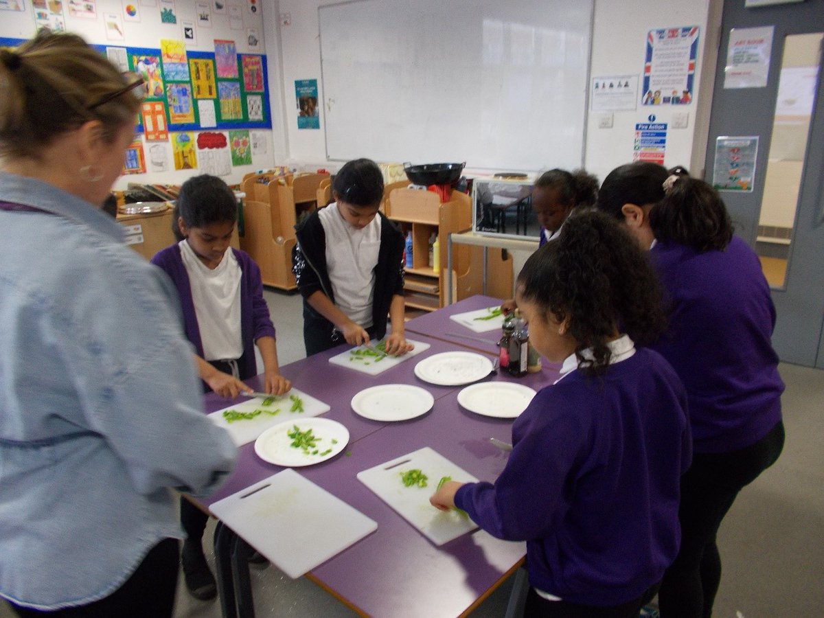 _DWPS_'s tweet photo. Year 3 have made a delicious stir fry with the knowledge they have about culinary cuisines around the world! Try incorporated lots of vegetables to keep it healthy!

#Believe #Aspire #Flourish #Hardwork #ActiveLearningBehaviour #HealthyFood https://t.co/zjaDnS6VTH