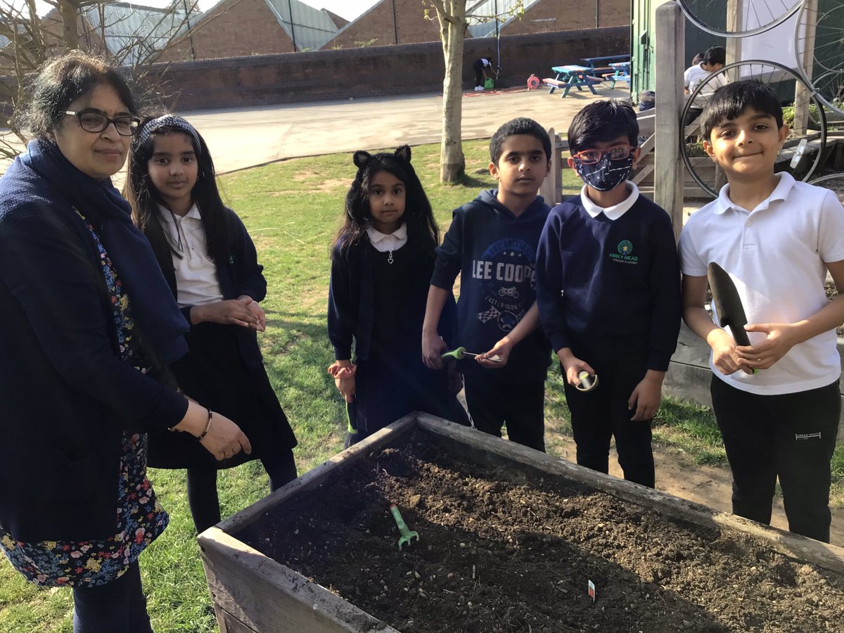 AbbeyMead_TMET's tweet photo. The Year 3 Eco-Club have been super busy planting potatoes and carrots in our Edible Playgrounds.👩‍🌾🥔
@EcoSchoolsLCC @EcoSchools https://t.co/IYzFIsy73o