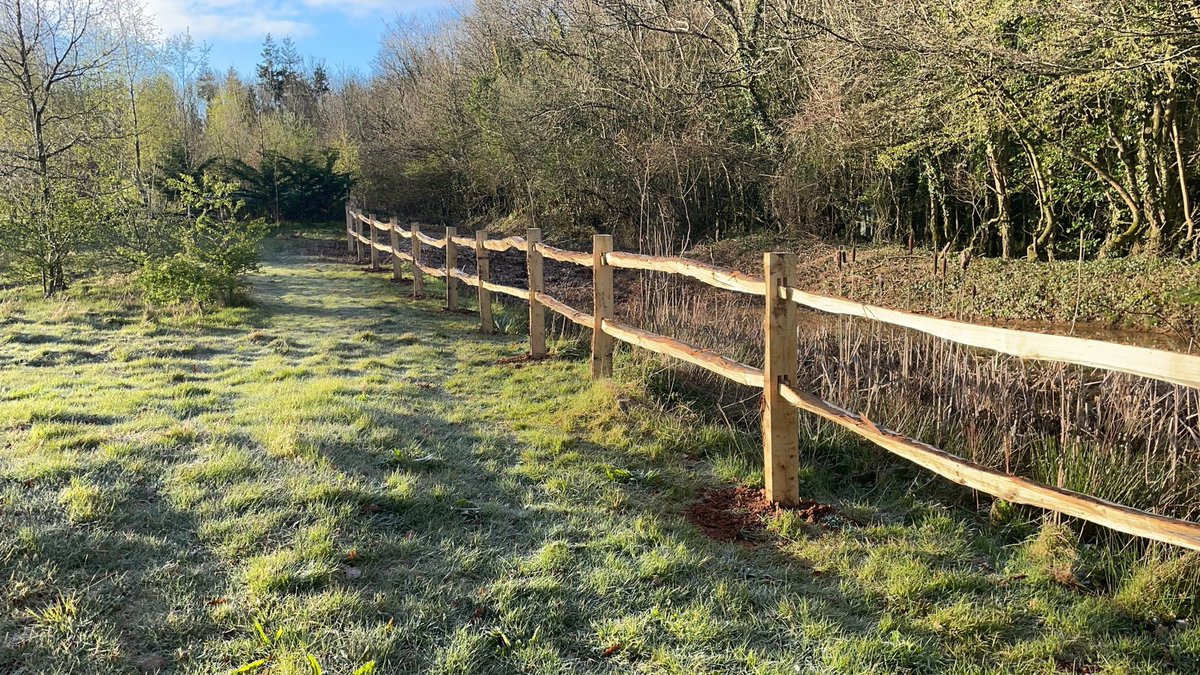 CountyGrounds's tweet image. Love this chestnut fencing we’re putting up at East Devon Crematorium around the ponds