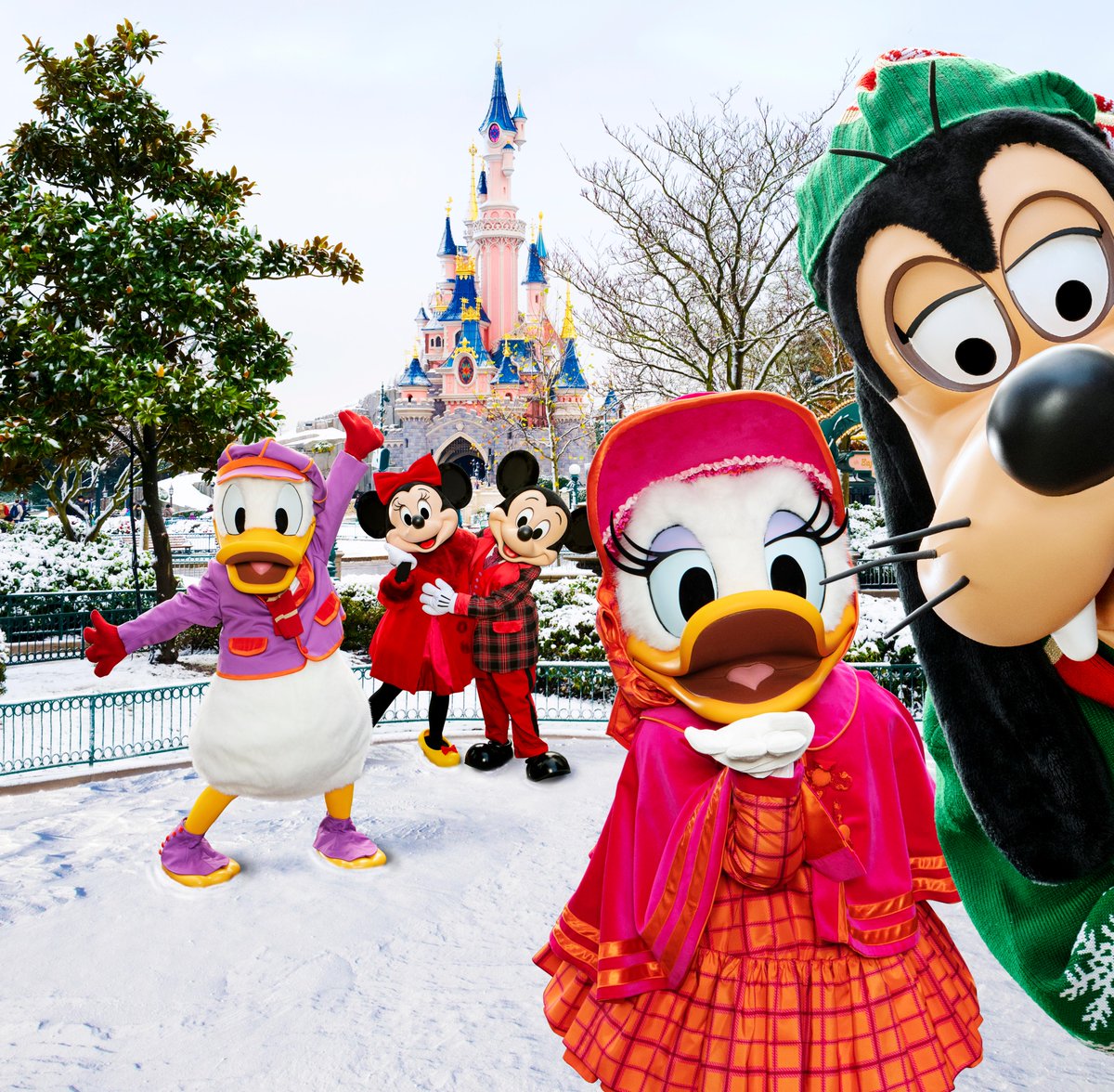 DisneylandParis's tweet photo. Aujourd'hui, il neige à Disneyland Paris et ce n'est pas un poisson d'avril ! ❄🥶 https://t.co/0b7j8Z9ufr