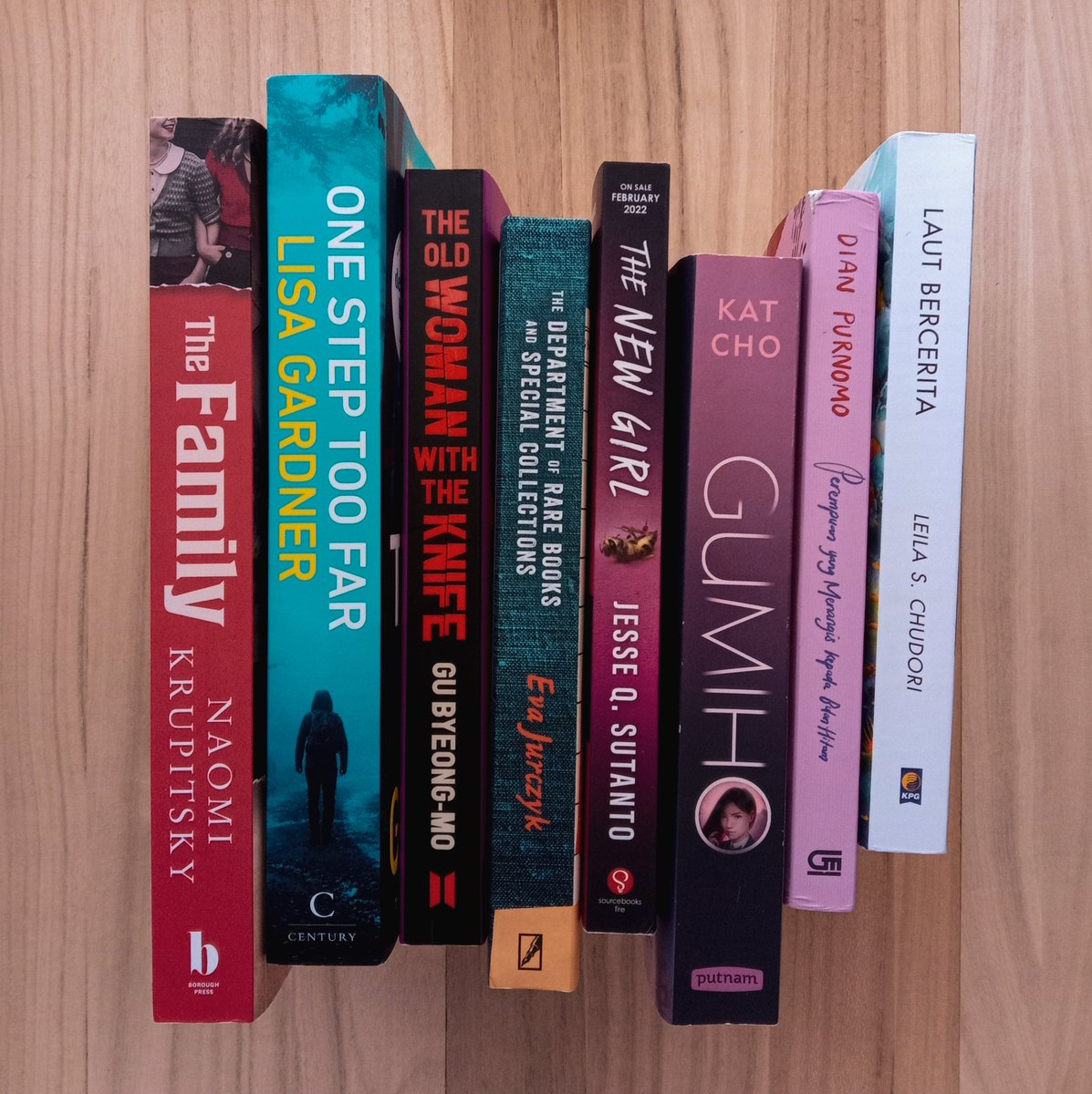 managed to read 8 books in march-- all by female authors for #womanhistorymonth challenge and 2 books i read for #koreanmarch challenge 

my most fav: Laut Bercerita (Leila S. Chudori) and Perempuan Yang Menangis Kepada Bulan Hitam (Dian Purnomo)