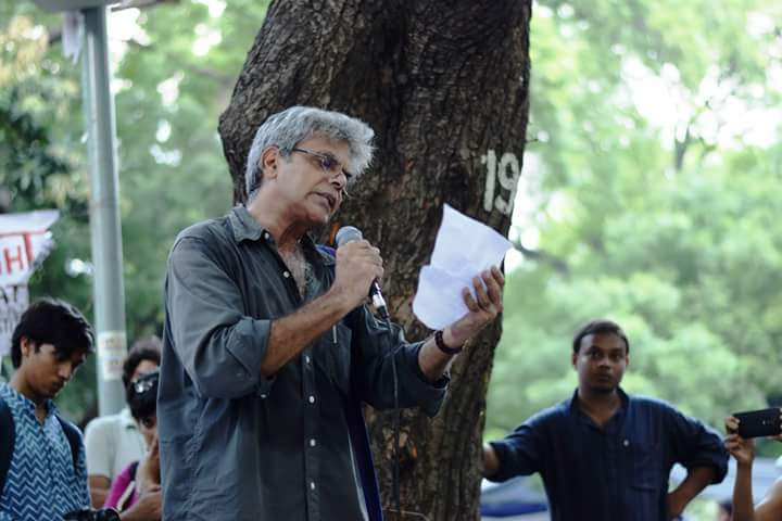 GuideTheInside's tweet image. ये मुकुल मांगलिक हैं जो रामजस कॉलेज में इतिहास पढ़ाते रहे हैं, कल रिटायर हुए है। ये दिन रामजस के लिए कई मायने में अहम रहेगा। रामजस में अब मुकुल की कमी बहुत खलेगी। मुकुल कोई सामान्य शिक्षक नहीं है लेकिन वो कभी भी असामान्य नहीं दिखे। -1/n @rushnaekabir @BajpayeeManoj @manojkjhadu