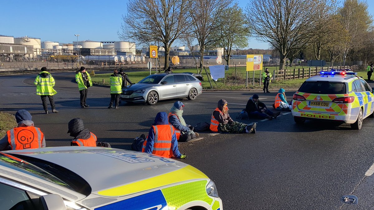 damiengayle's tweet photo. After some funny business from police we are finally through and found this small group of @JustStop_Oil supporters blocking the entrance to Kingsbury oil terminal. No lorries going in or out https://t.co/SmwalK9GLO
