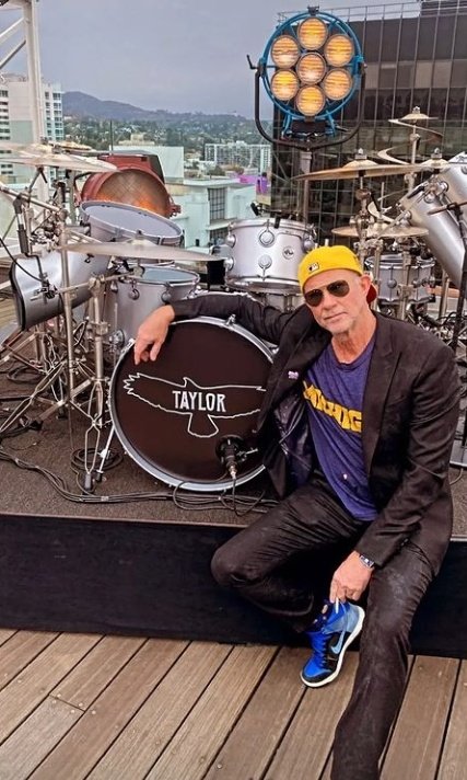 FooFighters_BR's tweet photo. O @RHCPchad fazendo uma homenagem a Taylor Hawkins é emocionante.
Com direito a tatuagem e tudo
Thanks @ChiliPeppers https://t.co/q2EwFFlBES