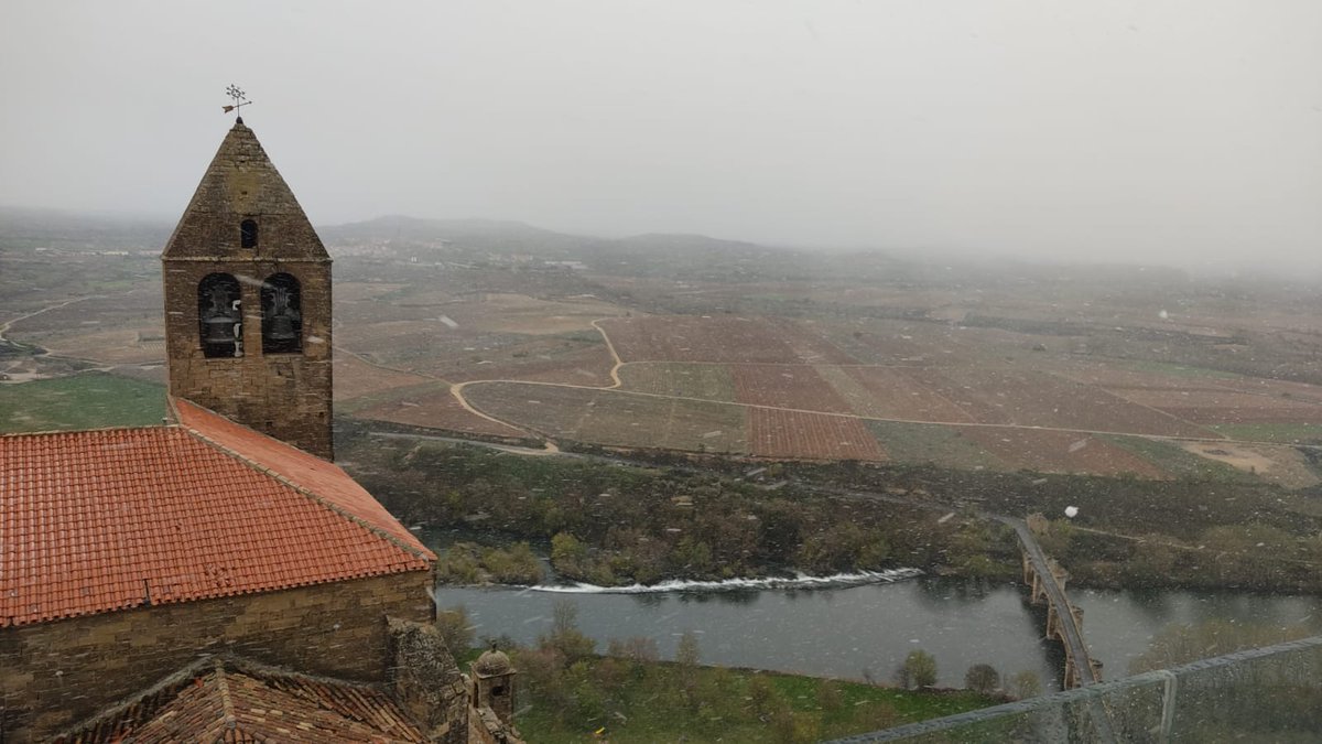 Parece que llegan las anunciadas nieves ❄️ a #SVSonsierra #LaRioja. Recuerda que abrimos la oficina de turismo de 10 a 14 horas.  Consulta nuestra web 🖥️ svsonsierra.es o llama al 📞 teléfono 609 274 488 📧 info@svsonsierra.es #destinoseguro #temerecesLaRioja #enorregión