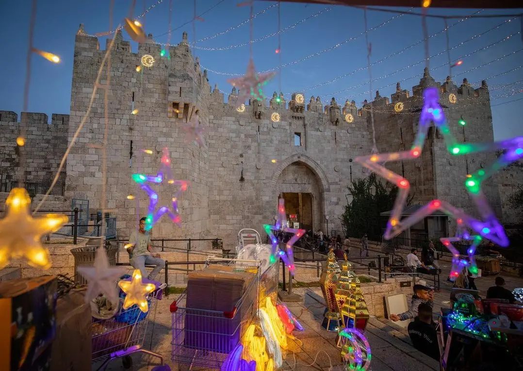 trkudus_en's tweet photo. Palestinians hang Ramadan decorations on the streets in the ancient city.  Despite everything, Ramadan is greeted with enthusiasm in Al-Quds. https://t.co/6TjzWfWwkN