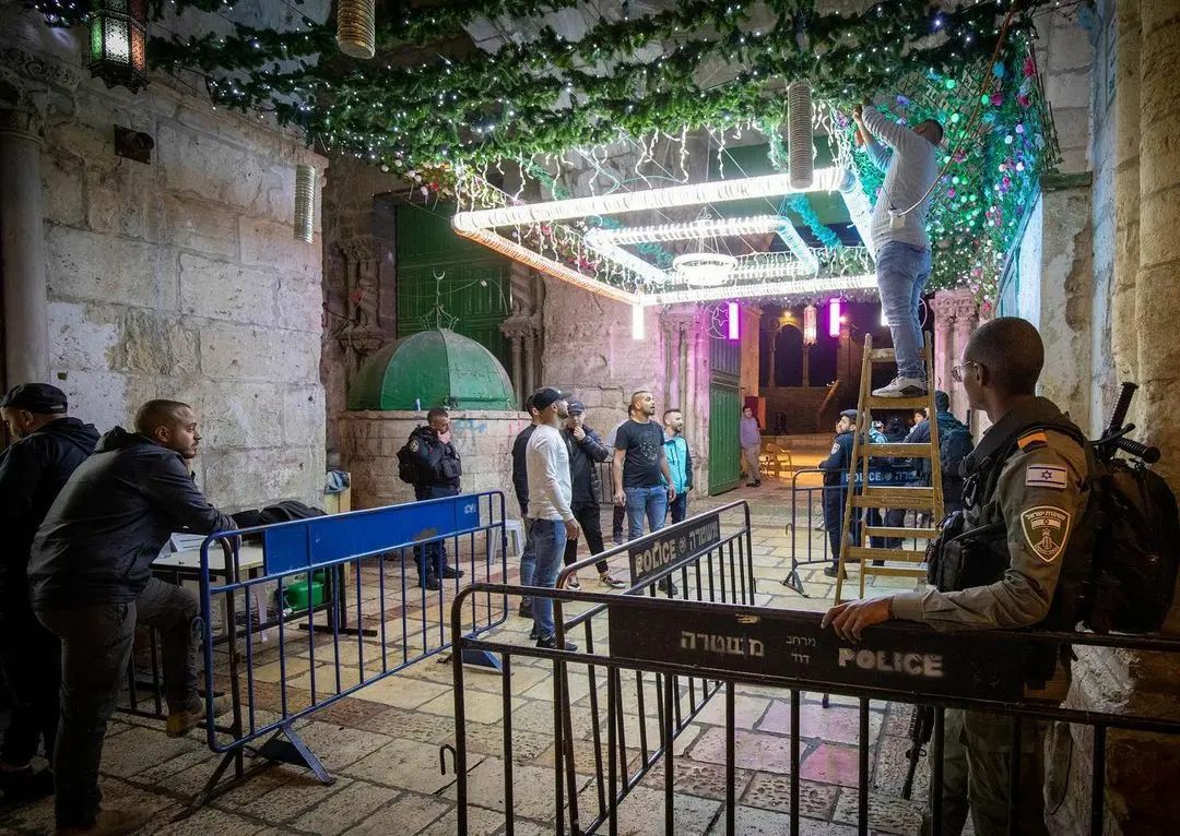 trkudus_en's tweet photo. Palestinians hang Ramadan decorations on the streets in the ancient city.  Despite everything, Ramadan is greeted with enthusiasm in Al-Quds. https://t.co/6TjzWfWwkN