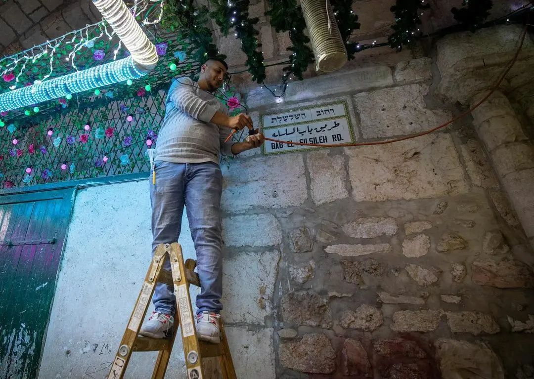trkudus_en's tweet photo. Palestinians hang Ramadan decorations on the streets in the ancient city.  Despite everything, Ramadan is greeted with enthusiasm in Al-Quds. https://t.co/6TjzWfWwkN