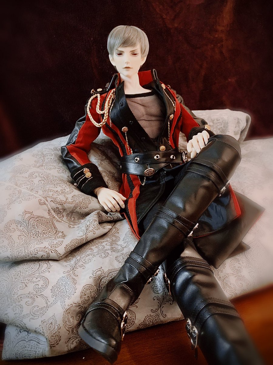 kitsune_ren's tweet photo. Is there a ball jointed doll community on twitter? Idk but here are my two demon bois, Vlad (short hair) and Armand (long hair). They are husbands. (Dolls from RingDoll)
#balljointeddoll #bjd #ringdoll #demoncharacters #collection https://t.co/WaoOIpYQP2