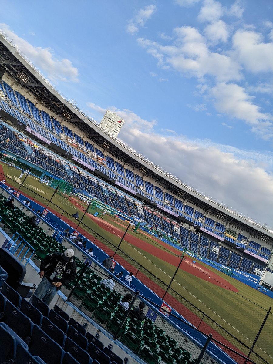 mitarashitamao's tweet photo. 開幕って今日ですよね?

#chibalotte https://t.co/bHNszGkf22