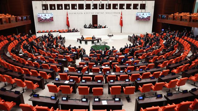 trthaber's tweet photo. -Memur ve emeklinin temmuz maaşlarına eklenecek refah payı.

-Sözleşmeli personele kadro.

-3600 ek gösterge.

AK Parti'nin ekonomik düzenlemeleri ele alacağı 3 aylık yoğun mesaisi başlıyor.

https://t.co/vR3t2gJlqt https://t.co/1zBx8Qos5k