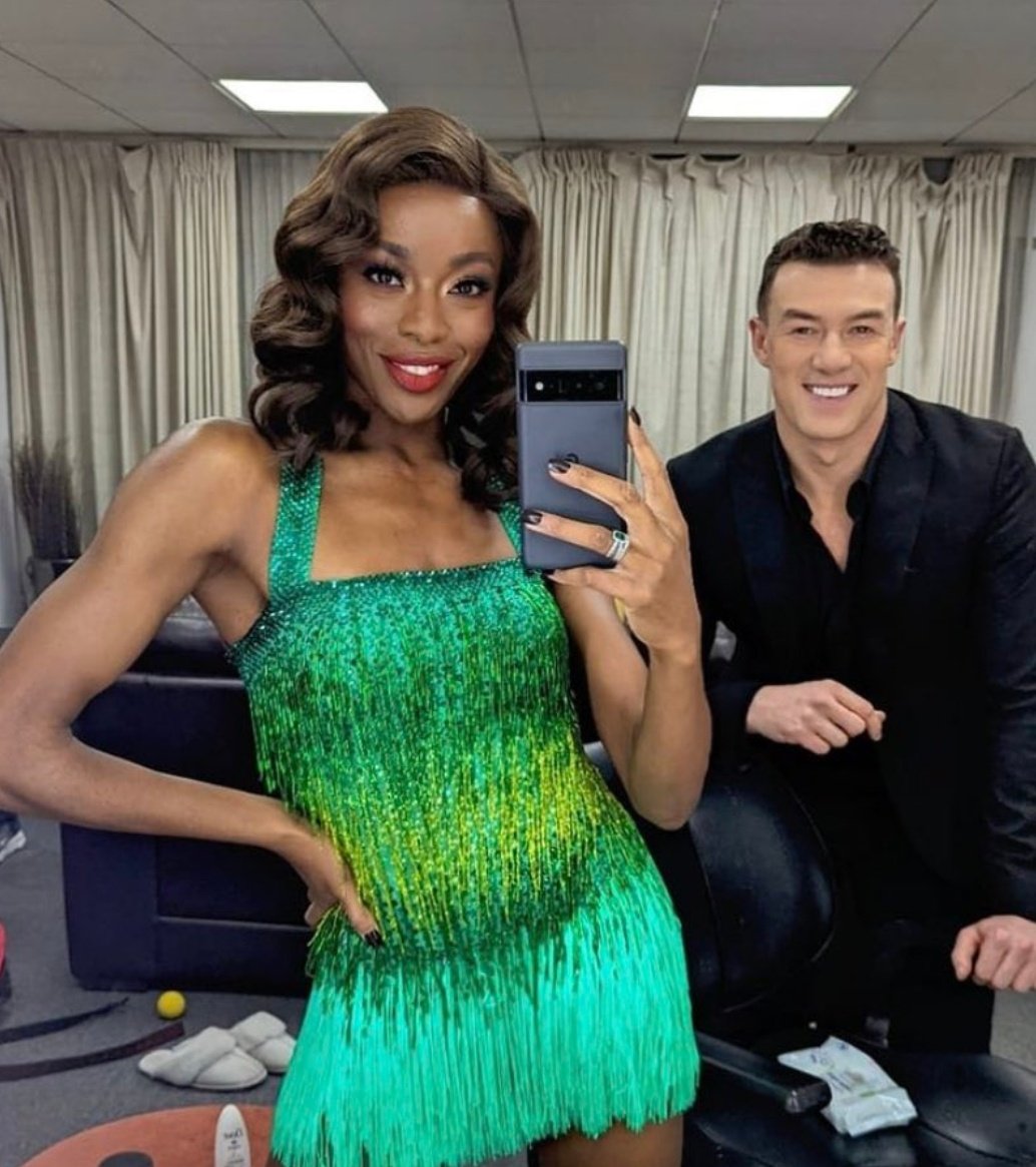 Yay for the return of the mirror selfie! 👍🤟👇