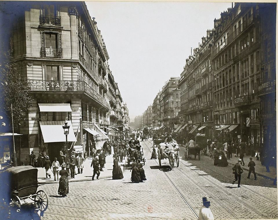 Léon et Lévy.Rue de Turbigo au niveau du boulevard Sébastopol. 