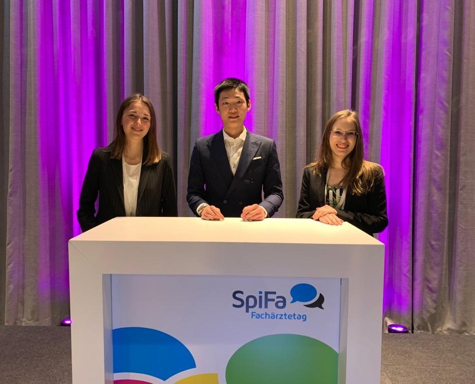 bvmd_de's tweet photo. Die bvmd auf dem @SpiFa_eV - Fachärztetag mit @MiriamWawra und Kozy und Elena von der AG Gesundheitspolitik @scohp_bvmd 😁 https://t.co/sbwowJGqhN