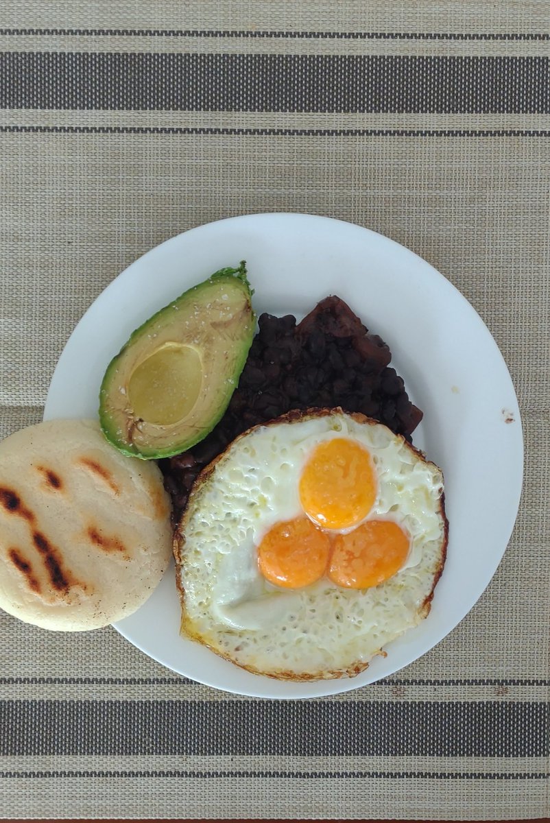 cookitandfly's tweet photo. } American Breakfast {
- Frijolitos con garra
- Arepa
- Aguacate
- Huevos fritos https://t.co/guiTCubMWK