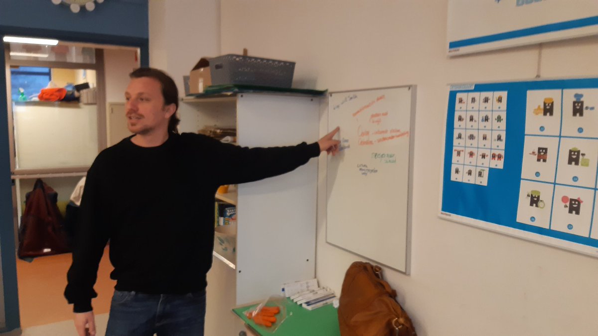 AmyvanSon's tweet photo. Geen klaagmuur maar een nieuwsmuur. Wat vind groep 6 het belangrijkste nieuws? Niet de klap van Will Smith, maar dat meisjes naar school gaan in Afghanistan. #DeWat #Debat @ZOZplatform https://t.co/ltqw24eFvv