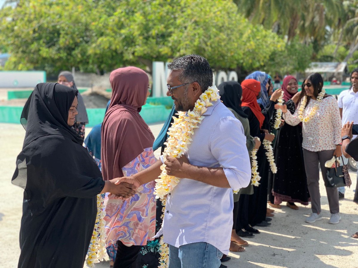 asadhaddu's tweet photo. ހިންގާލަން  ކެމްޕެއިނަށް @faya_i އަދި @Roxeyna ލ.​މުންޑޫއަށް  ވަޑައިގަތުމުގެ ތެރެއިން 

#Mundoo 
#MDPhingaalan https://t.co/WH4NJQpxRF