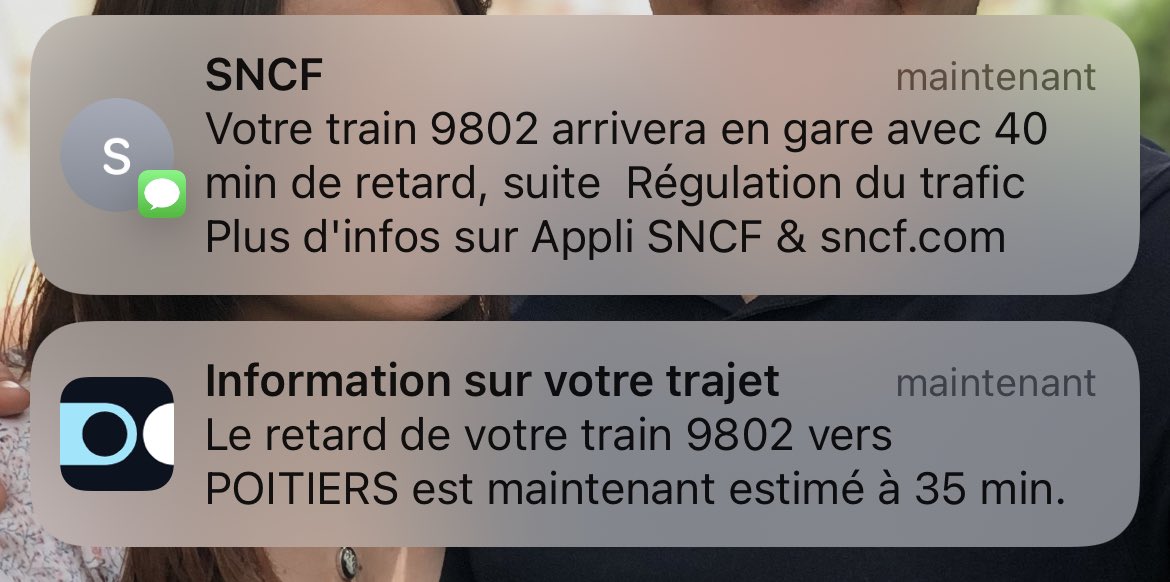 rcaronDev's tweet image. Les joies de la @SNCF 😂 2 notifications simultanées, 2 canaux de diffusions différents donc forcément 2 informations différentes…