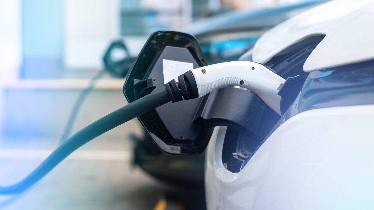 HOMOCRISIS's tweet photo. #actitudhomocrisis 
Hemos de reducir el uso del vehículo privado en las ciudades en favor del transporte público para reducir las emisiones de contaminantes urbanos y de gases de efecto invernadero, y ganar espacio para ciudadanos.
https://t.co/Bj4XqidQ1s https://t.co/aF5zUYff4y