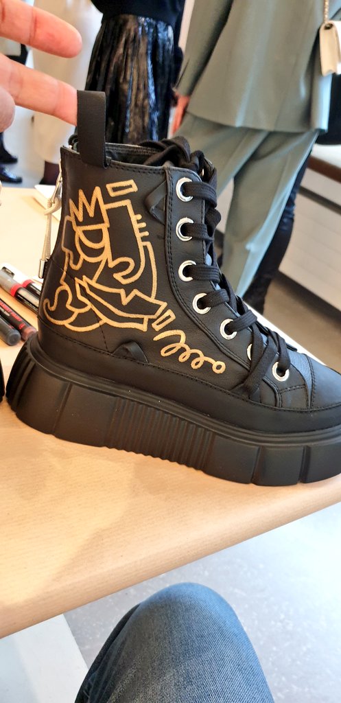 oibel1's tweet photo. bout last night...had a great time customizing shoes with my art and networking at the press release of the latest shoe by #inuikii ...sold some art aswell🥳 this is the begining of a great partnership! more to come...when art meets fashion. #oibelart https://t.co/6ZFYlFg7UR