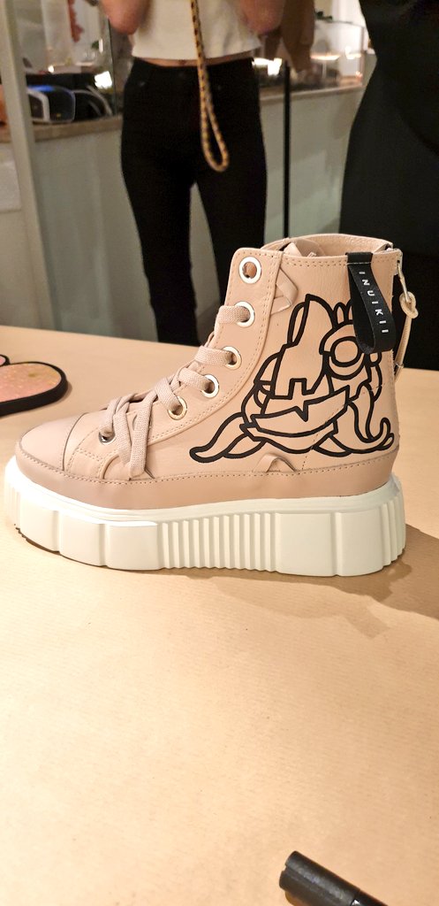 oibel1's tweet photo. bout last night...had a great time customizing shoes with my art and networking at the press release of the latest shoe by #inuikii ...sold some art aswell🥳 this is the begining of a great partnership! more to come...when art meets fashion. #oibelart https://t.co/6ZFYlFg7UR