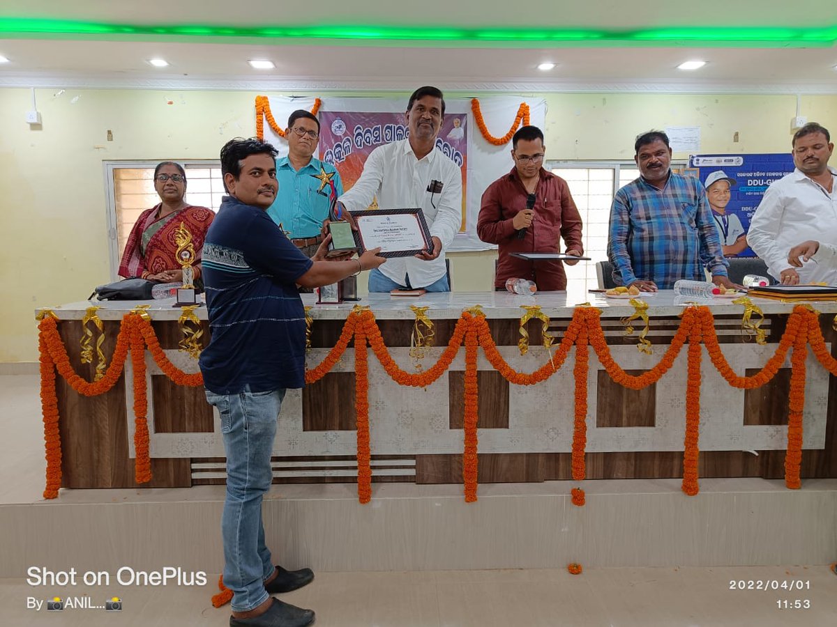 bdo_belaguntha's tweet photo. Award of Excellence presented by Hon’ble Chairperson, Panchayat Samiti, Bellaguntha to Sri Sanjay Kumar Swain, CP, in the eve of “UTKAL DIVAS-2022” in recognition of outstanding performance under MGNREGS & PRIs Election works.
@CMO_Odisha
@PRDeptOdisha
@Ganjam_Admin
@DRDAGanjam https://t.co/KCJwhgvePE