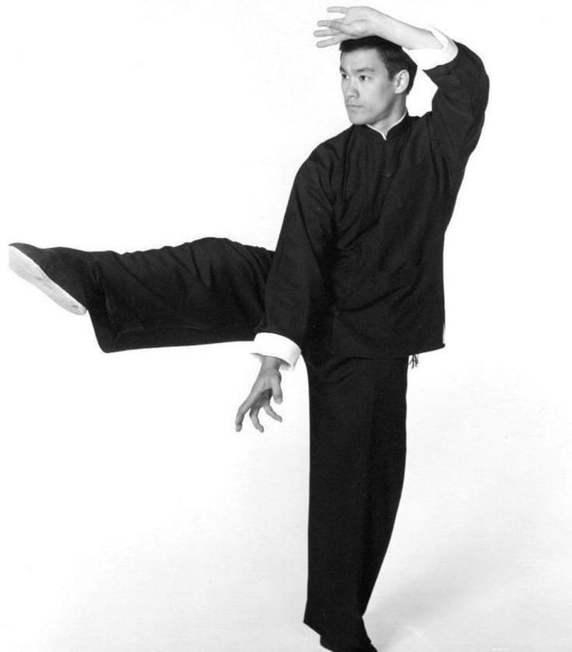 brucelee's tweet photo. Moving, be like water; still, be like a mirror; respond like an echo. https://t.co/cjEMWKyxhd