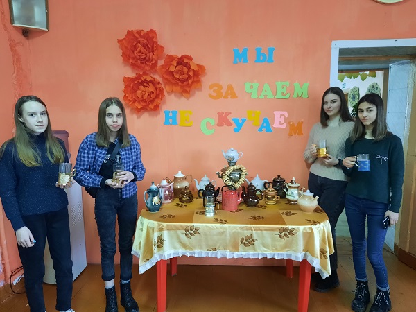 31 марта в Доме культуры микрорайона Жданковский на посиделки «Мы за чаем не скучаем» собрались участники клубных формирований.