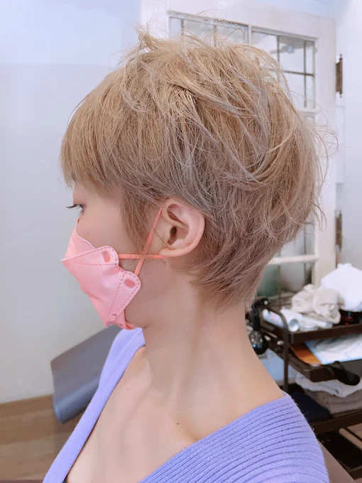 こんにちは、先ほど帰宅してぐったりしております。美容院で髪をミルクティー色にしてきました。今までやってみたかったけど勇気が出なかったのですが、勇気うんぬんより4時間もかかってそこに力つきました、笑今日は風が強かったのでトレンチコートの中にさざなみブラウスを着てサザナミづくしでした 
