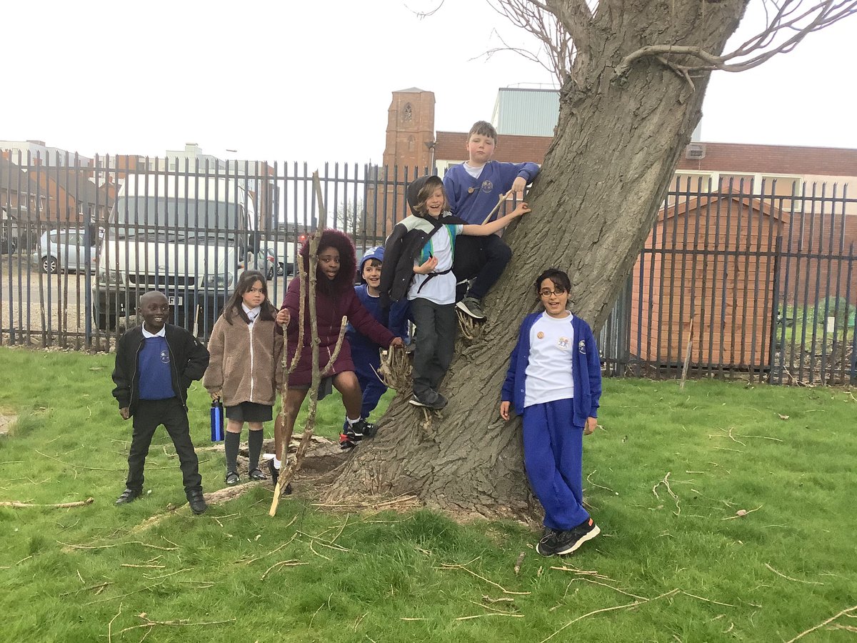 MissDuffyYear45's tweet photo. Outdoor learning club enjoying their last club session. We made bug hotels using a tin can and our natural resources 🐜🪱😆 #outdoorlearningstannes https://t.co/e6sSGSVSGy