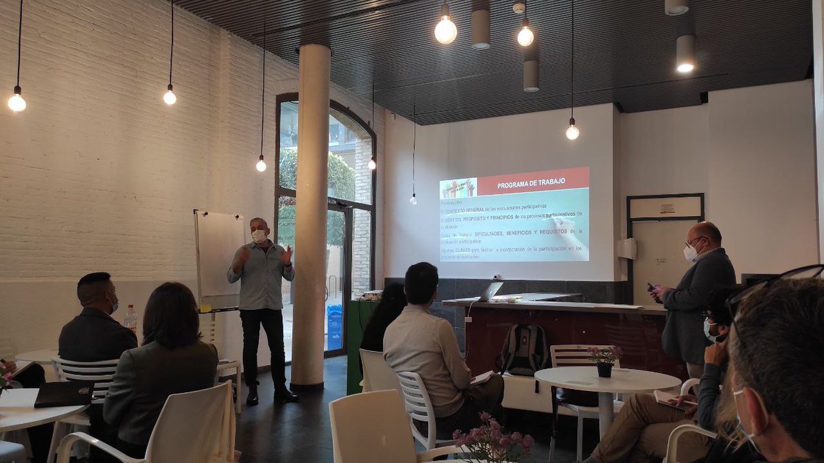 🙂📏Ayer pudimos aprender junto a profesionales de la #evaluación de #PolíticasPúblicas en el encuentro que tuvo lugar en @LasNaves 

❤️Fue genial poder escuchar y compartir inquietudes. Seguro que las próximas aplicaciones de #civimetro se nutren de lo que aprendimos.