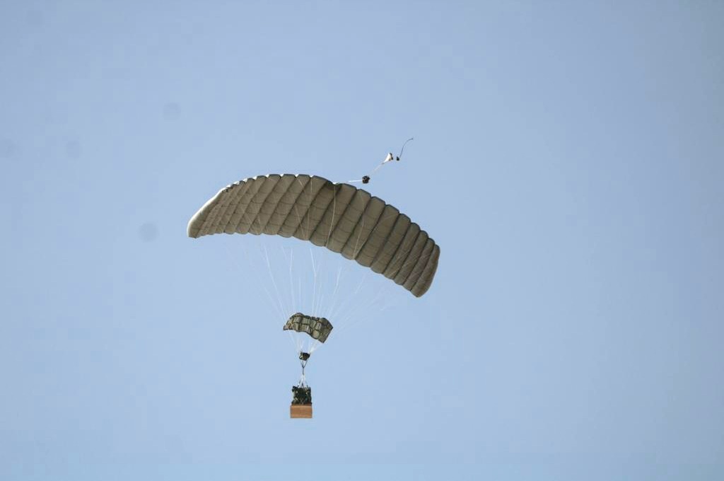 adgpi's tweet photo. #IndianArmy conducted #AirborneExercise at #Pokaran to validate its Rapid Response capabilities along the Western Front. The Exercise included Combat Free Fall jumps with Guided Precision Aerial Delivery System #GPADS & battle drills in a simulated hostile Mechanised environment. https://t.co/I4ckh9nUr6