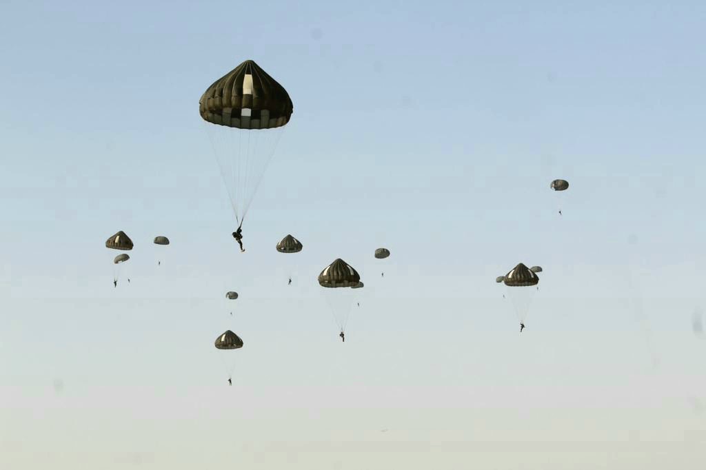 adgpi's tweet photo. #IndianArmy conducted #AirborneExercise at #Pokaran to validate its Rapid Response capabilities along the Western Front. The Exercise included Combat Free Fall jumps with Guided Precision Aerial Delivery System #GPADS & battle drills in a simulated hostile Mechanised environment. https://t.co/I4ckh9nUr6