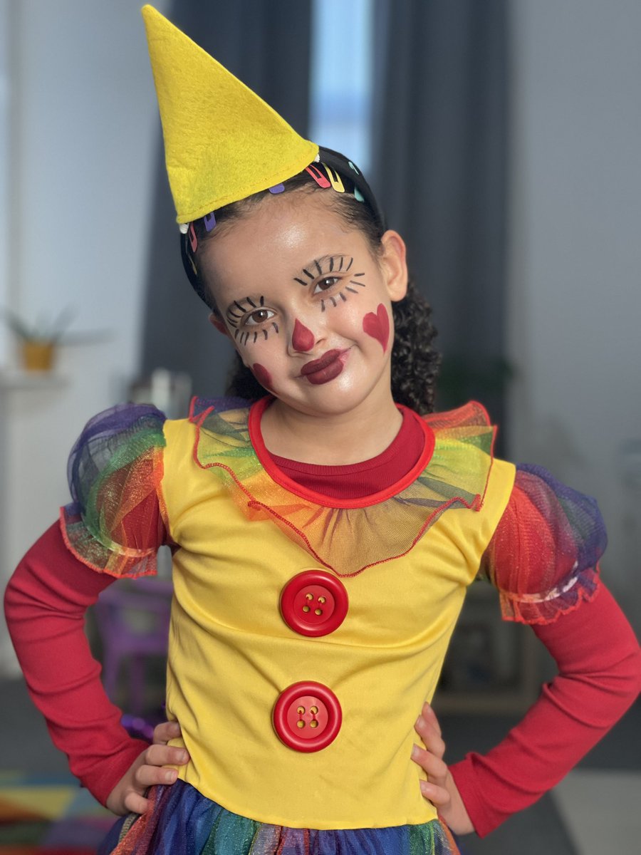 PAOLATAUANE's tweet photo. Maria is happy to celebrate carnival at Parish 🎪🎭… To be just like Brazil, all you need is a beach, warm weather and lots of coconut water 🥥 🌴 @parishschool1  @MrsMoore_Parish https://t.co/svhFcDARqH