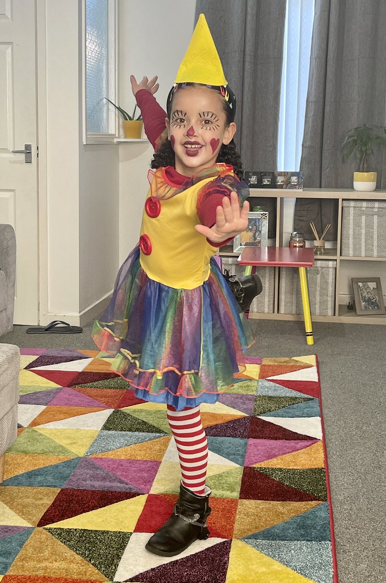 PAOLATAUANE's tweet photo. Maria is happy to celebrate carnival at Parish 🎪🎭… To be just like Brazil, all you need is a beach, warm weather and lots of coconut water 🥥 🌴 @parishschool1  @MrsMoore_Parish https://t.co/svhFcDARqH