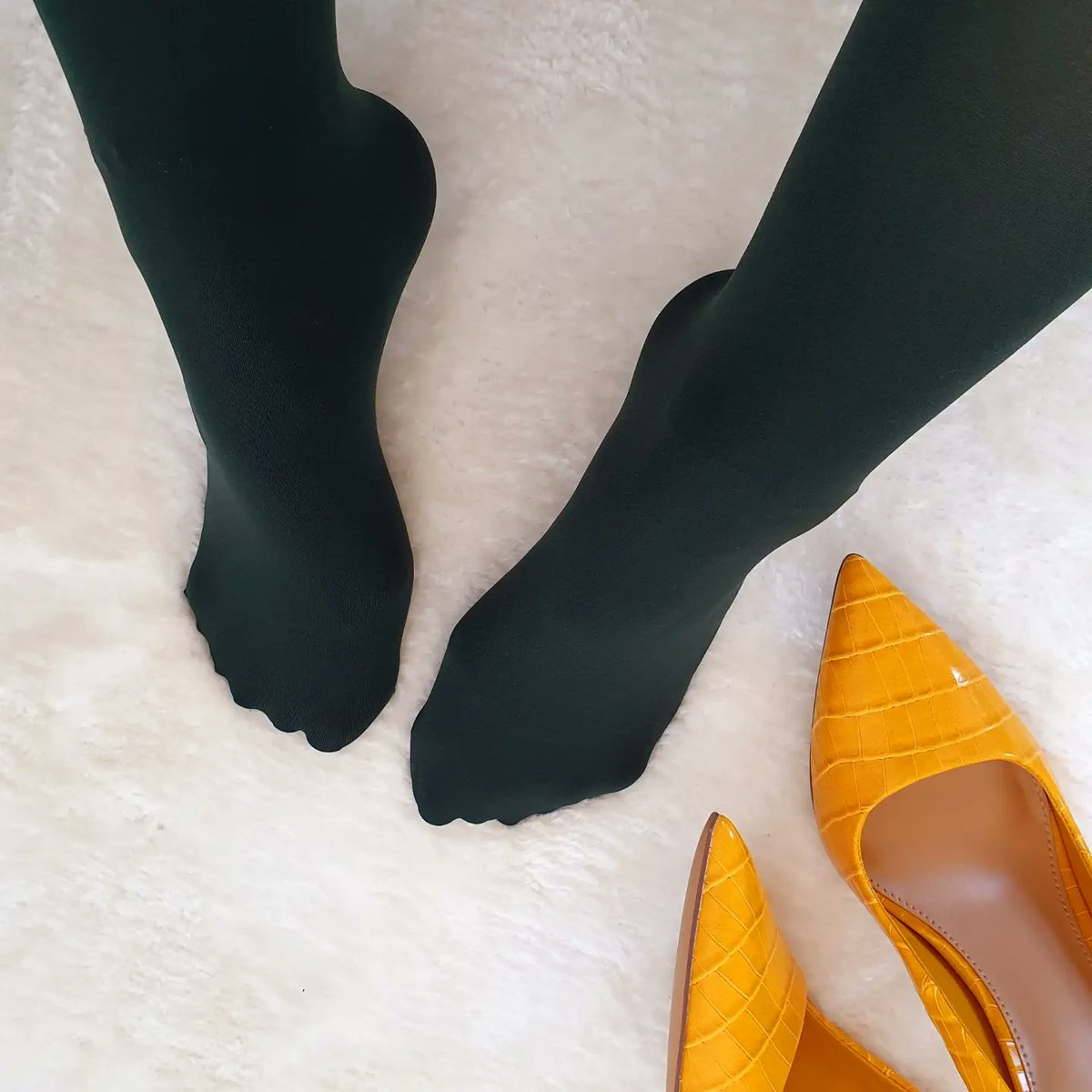 BySoniPandax's tweet photo. 💥 New Colour Launch 💥 

🖤Emerald 50 Seamless Tights🖤  

1st April is off to a snowy start 🌨  let's wrap those legs in warmth 💚

🛍Shop Now: https://t.co/tttWMv5SRJ

#BySoniPandax #promolaunch #genderlesshosiery https://t.co/BgEDgbTnXw