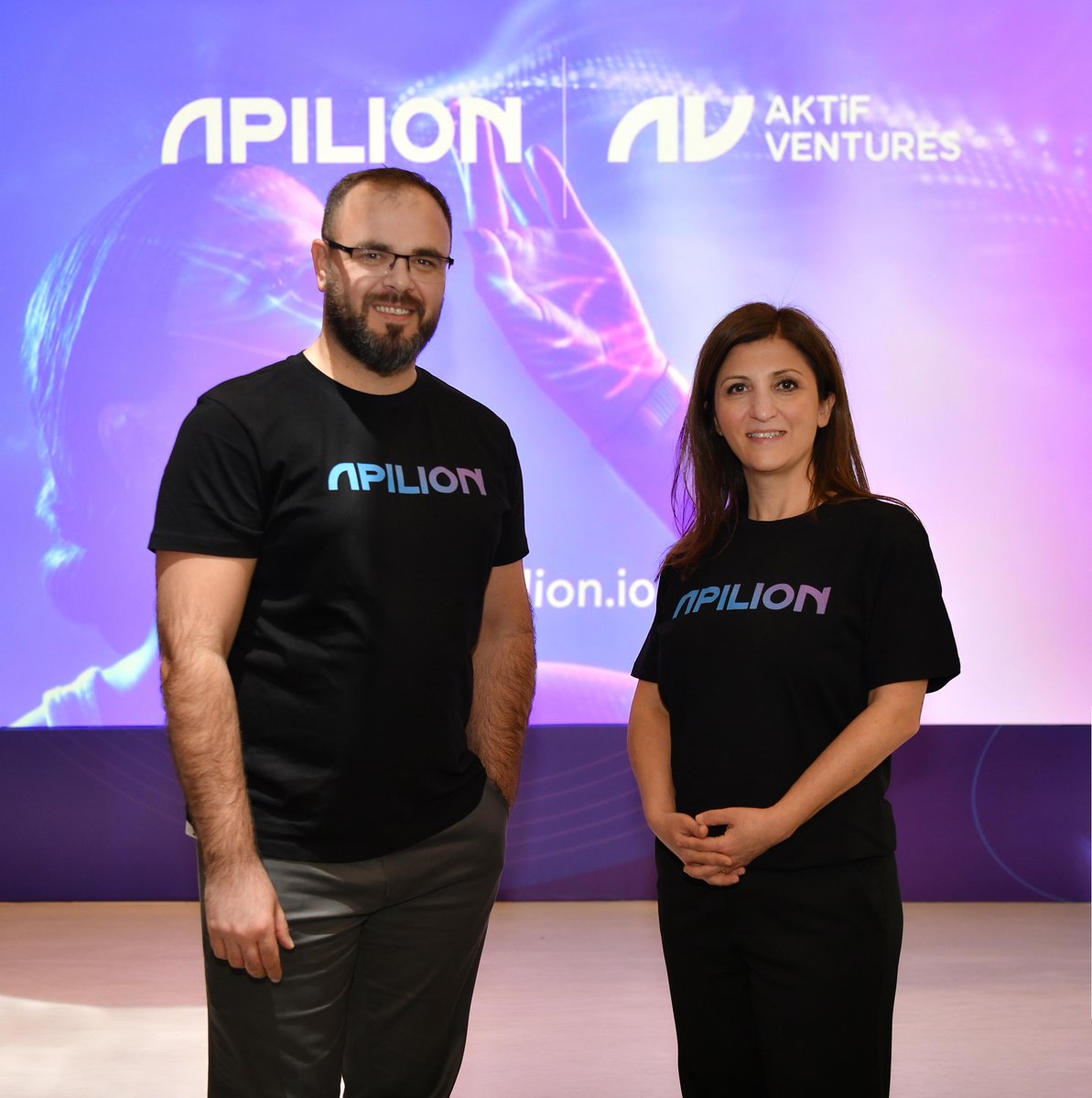 AktifVentures's tweet photo. Türkiye’nin ilk #servisbankacılığı platformu @Apiliontr artık burada! Bu sevincimizi dün lansman törenimizde basın ve finans dünyasının değerli isimleriyle paylaştık. Tüm katılımcılara teşekkür ederiz💫 #Apilion https://t.co/OhYpZrJwKW