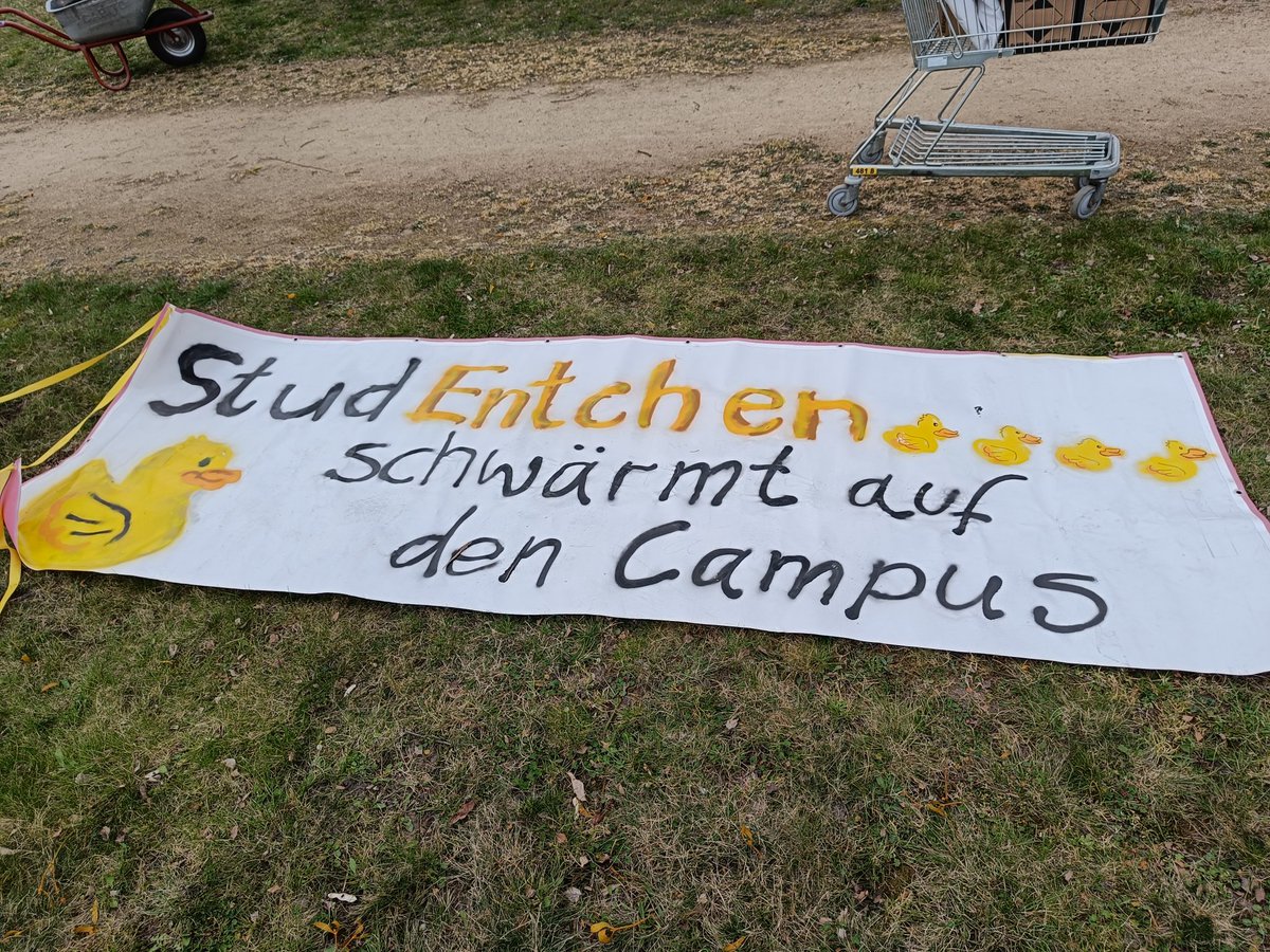 astafhp's tweet photo. Heute ist StudEntchen Tag auf dem Campus der @FHPotsdam  von 11 bis 14 Uhr. Kein Aprilscherz! https://t.co/4mVY59eKo4