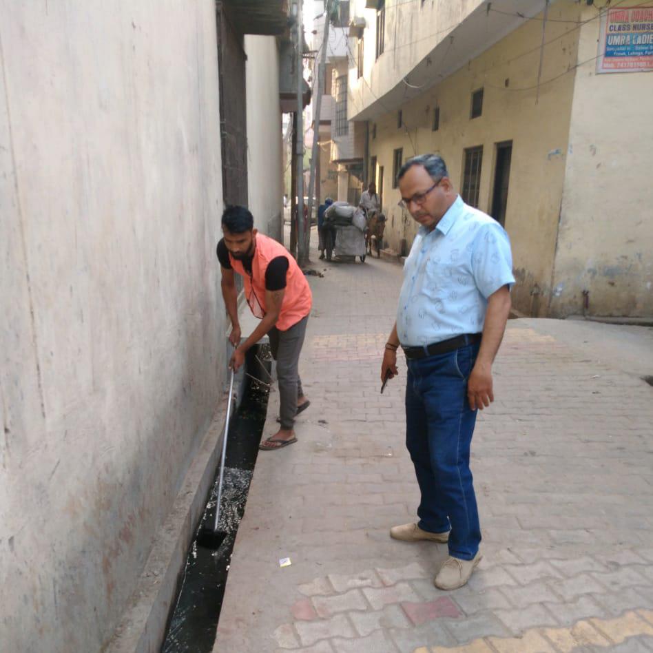 aksharmaBharat's tweet photo. आज के सफ़ाई कार्य में योगदान देने वाले अधिकारियों, पदाधिकारियों, कर्मचारियों, सफ़ाई कर्मी गण तथा उनके संगठनों एवं जनता का बहुत-बहुत आभार।

हमें इस अमृतमय कार्य को करते रहना है।

#MycleanIndia #HumaraUP @narendramodi @JPNadda @AmitShah @myogiadityanath @NagarVikasUP https://t.co/hKBlxA0crW